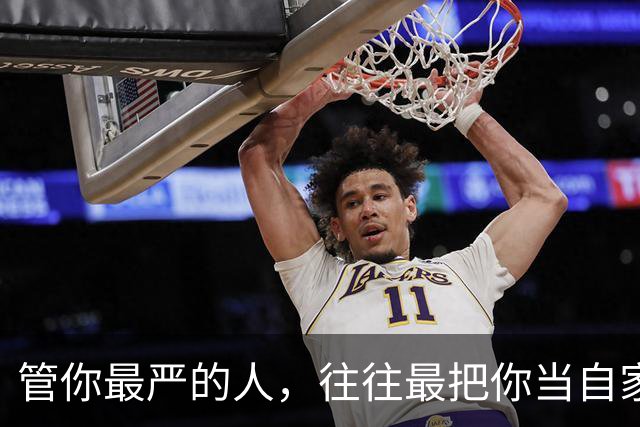 管你最严的人，往往最把你当自家孩子！班主任在操场上为学生的一袋零食，跑得眼镜都歪了